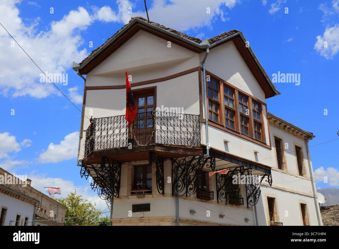 Vieille ville de Gjirokaster en Albanie. Site classé au patrimoine mondial de l'UNESCO. Vue sur la rue avec maison Old Bazaar. Banque D'Images