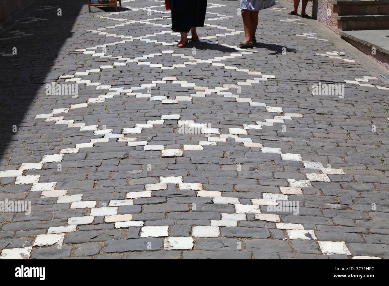 Vieille ville de Gjirokaster en Albanie. Site classé au patrimoine mondial de l'UNESCO. Motif de chaussée en pierre de rue. Banque D'Images