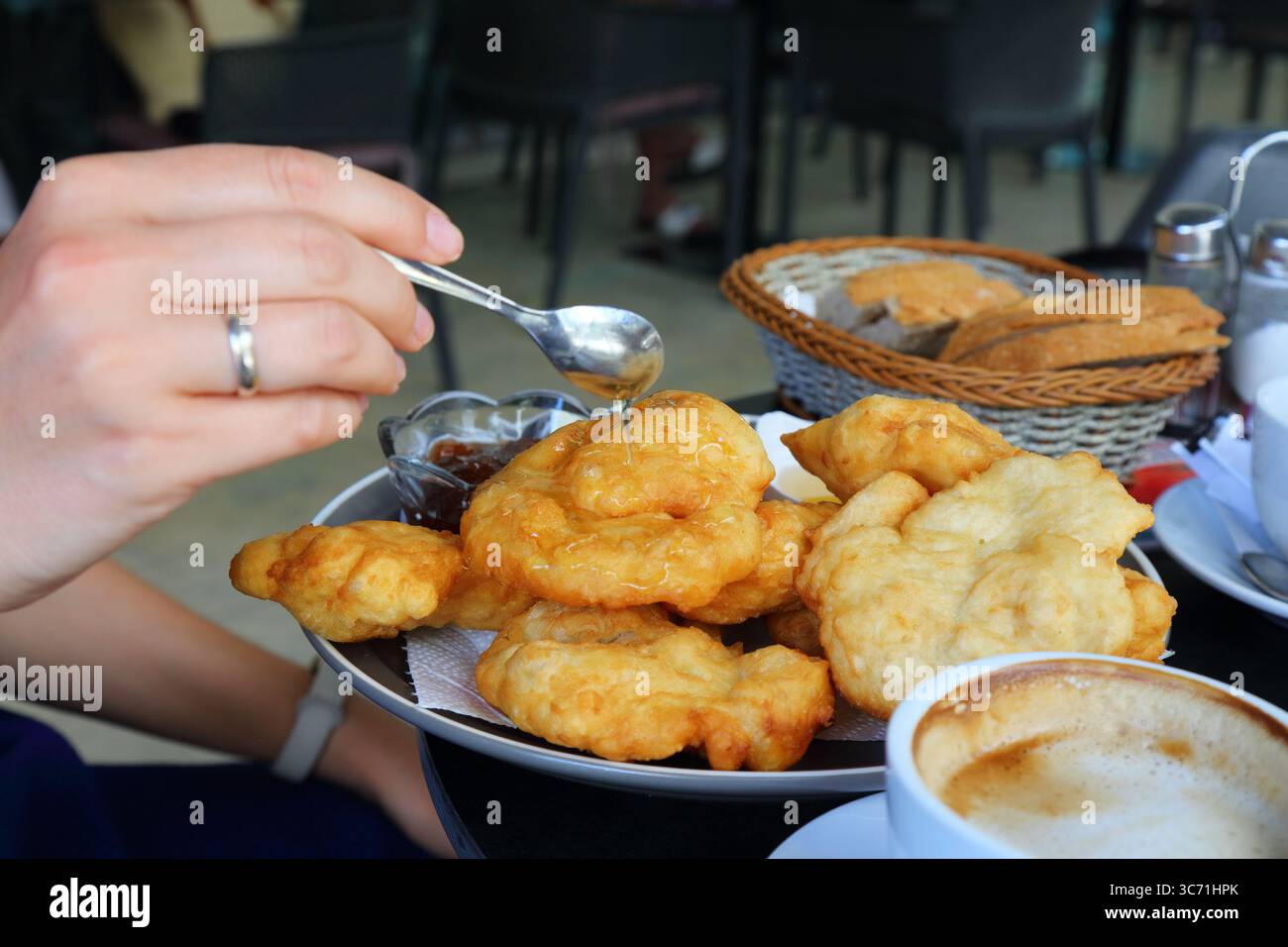 Cuisine albanaise. Petit-déjeuner sucré typique - crêpes à la pétulla ou beignets servis avec miel, confiture et fromage. Banque D'Images