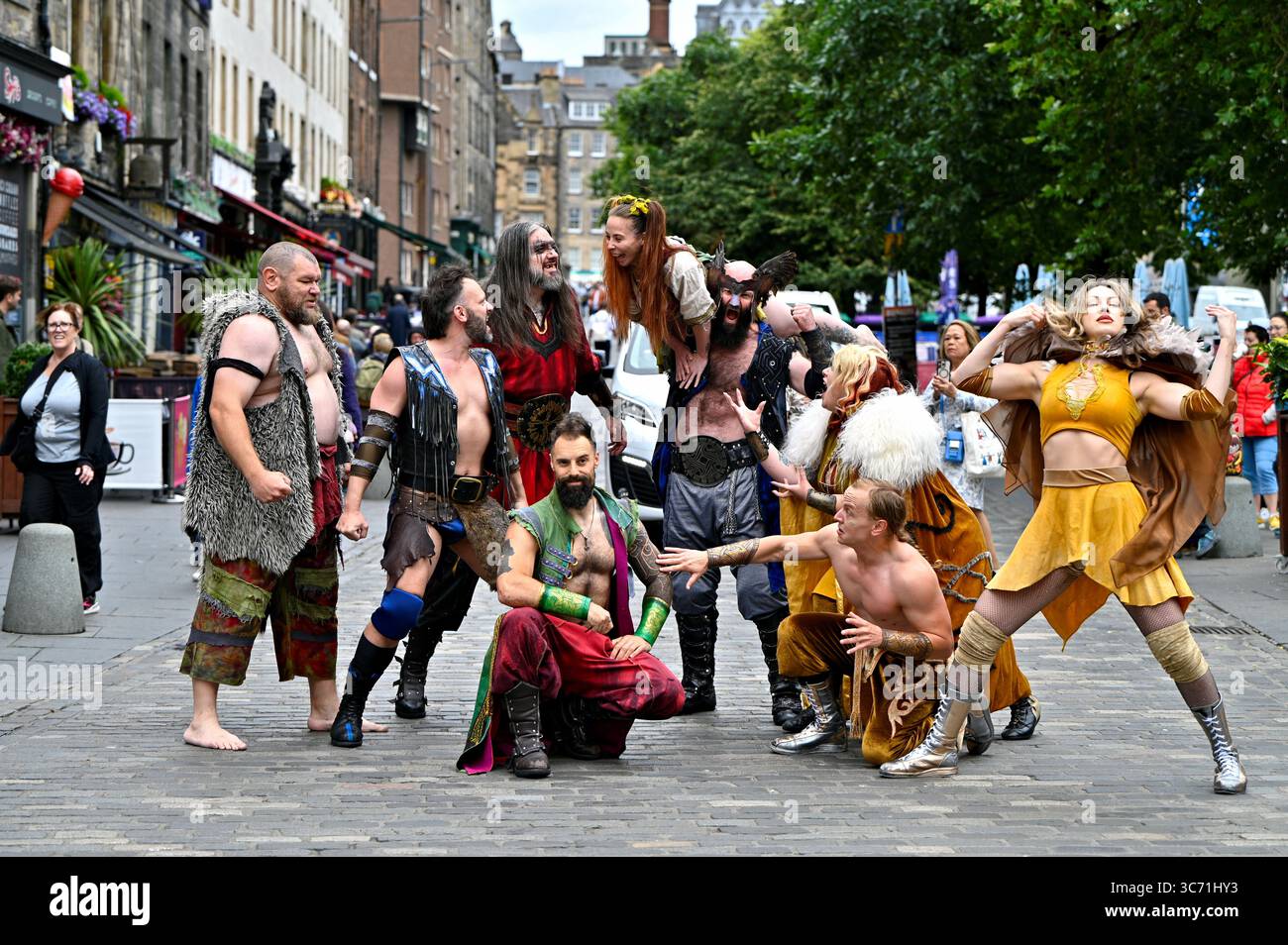 Édimbourg, Écosse, Royaume-Uni. 1er août 2025. Edinburgh Fringe : Odin et Loki dans leur lutte pour vaincre les géants primitifs, les dieux rivaux et les déesses dans une adaptation comique sombre de la mythologie nordique. Tissant des mythes anciens, des légendes et des contes folkloriques dans des pièces originales de théâtre, Mythos Ragnarök utilise une troupe d'acteurs spécialisés dans la lutte professionnelle. Le casting en plein air au Grassmarket. Crédit : Craig Brown/Alamy Live News Banque D'Images