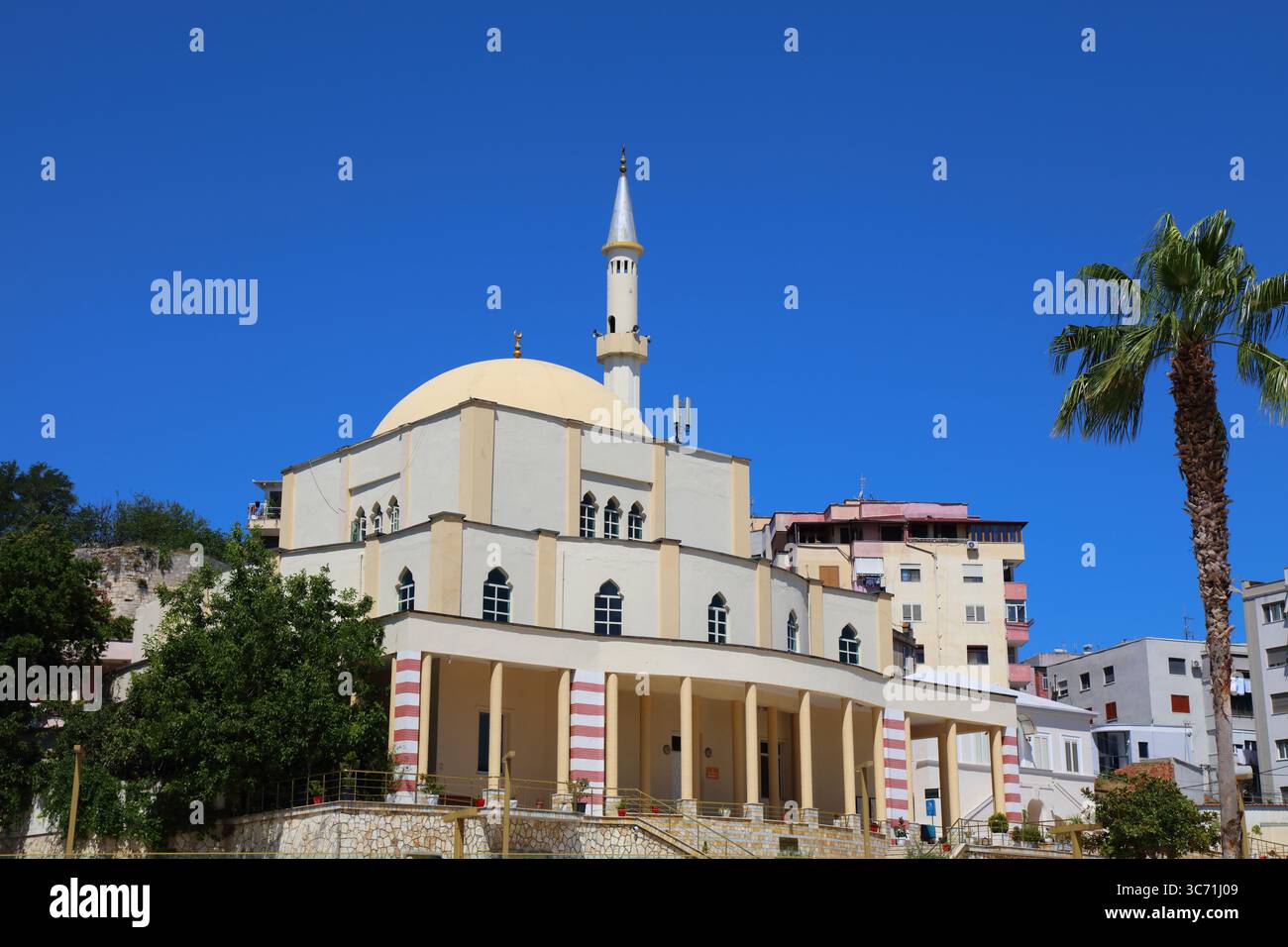 Durres ville, Albanie. Mosquée et palmier par une journée ensoleillée sur la place Sheshi Liria. Banque D'Images
