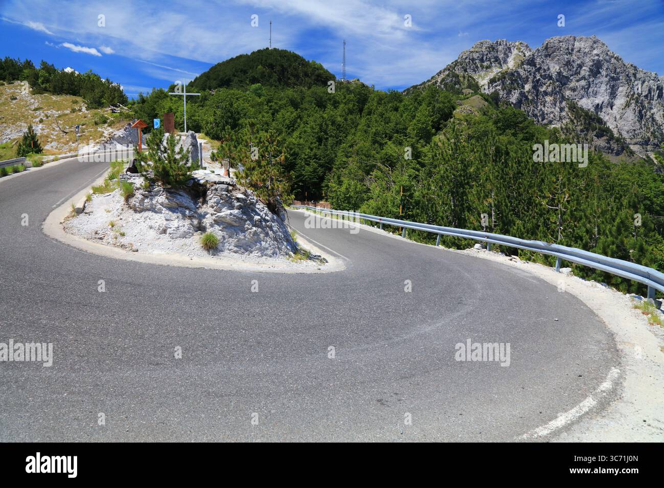 Route de montagne vers Theth Mountains dans les Alpes albanaises (également connu sous le nom de Accursed Mountains). Parc national des Alpes d'Albanie. Banque D'Images