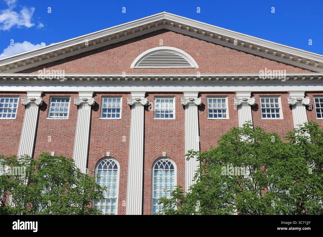 CAMBRIDGE, États-Unis - 9 JUIN 2013 : Lehman Hall sur le campus de l'Université Harvard à Cambridge, ma. Harvard est une université de recherche fondée en 1636. Banque D'Images