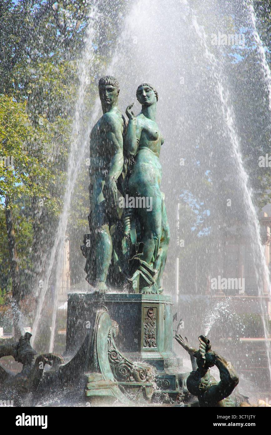 NEW YORK, États-Unis - 6 JUILLET 2013 : sculpture d'espace public extérieur Bailey Fountain à New York au Grand Army Plaza, Brooklyn, New York. C'était complet Banque D'Images