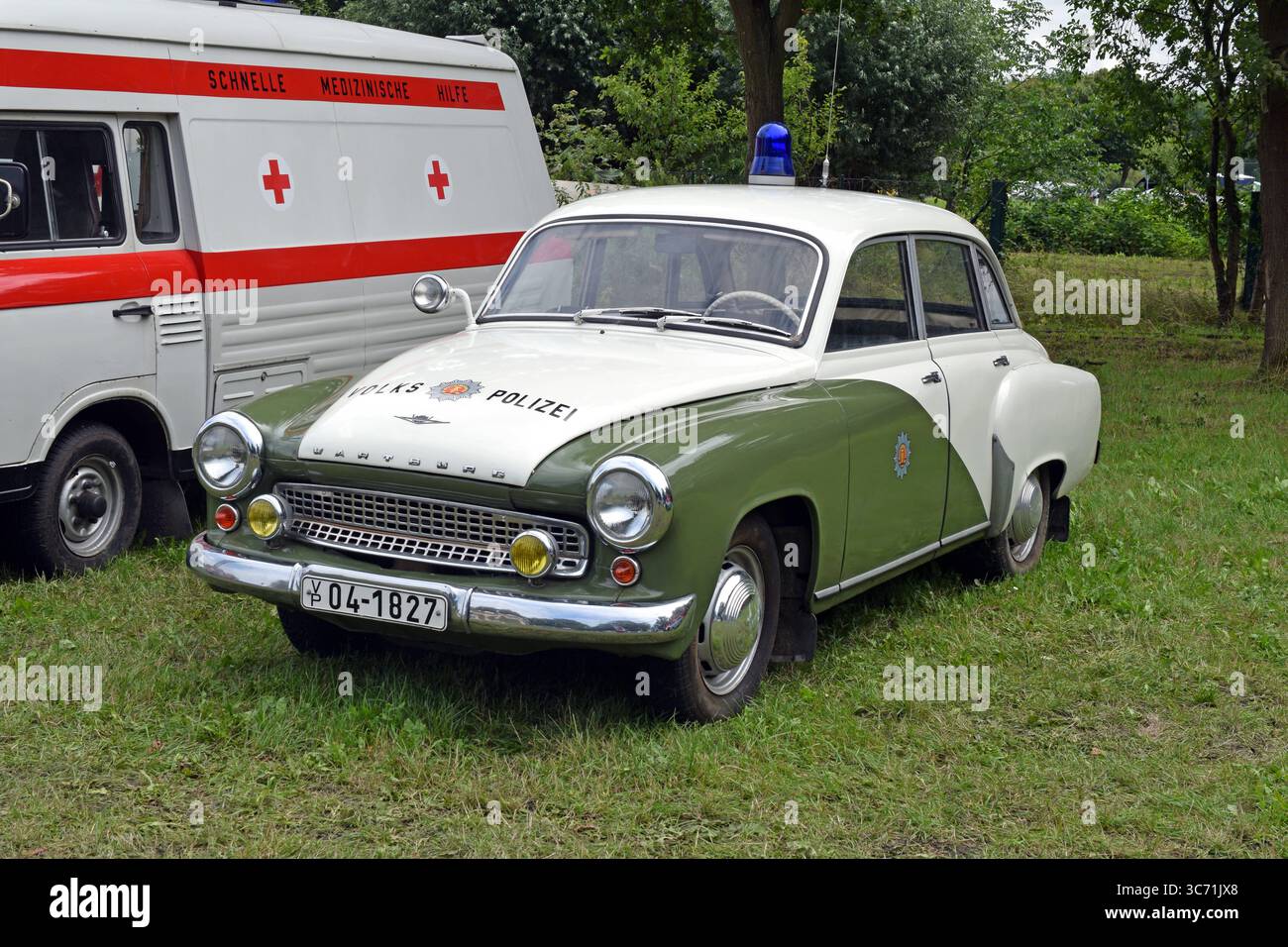 26.07.2025 Wartburg 311 Deutschland/ Sachsen Anhalt/ Altmark/ Landkreis Stendal/ Stadt Seehausen/ Ortsteil Beuster/ Blaulichtmuseum/ Blaulichttage/ Tag der offenen Tür/ Wartburg 311 Funkstreifenwagen der DDR Volkspolizei daneben steht ein B1000 Krankenwagen/ SMH Schnelle Medizinische Hilfe *** 26 07 2025 Wartburg 311 Allemagne Saxe Anhalt Altmark district de Stendal ville de Seehausen district de Beuster Blue Light Museum Blue Light Days Open Day Wartburg 311 voiture de patrouille radio de la police populaire de la RDA à côté de lui est une ambulance B1000 SMH Rapid aide médicale Banque D'Images