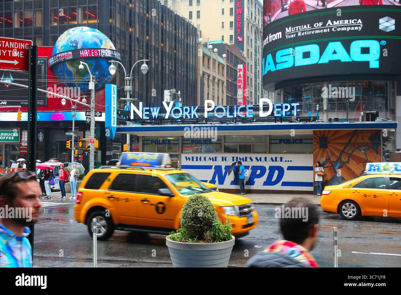 NEW YORK, États-Unis - 10 JUIN 2013 : les taxis jaunes roulent sous la pluie à Times Square, NY. Times Square est l'un des endroits les plus reconnus au monde. Banque D'Images NEW YORK, États-Unis - 10 JUIN 2013 : les taxis jaunes roulent sous la pluie à Times Square, NY. Times Square est l'un des endroits les plus reconnus au monde. Banque D'Images