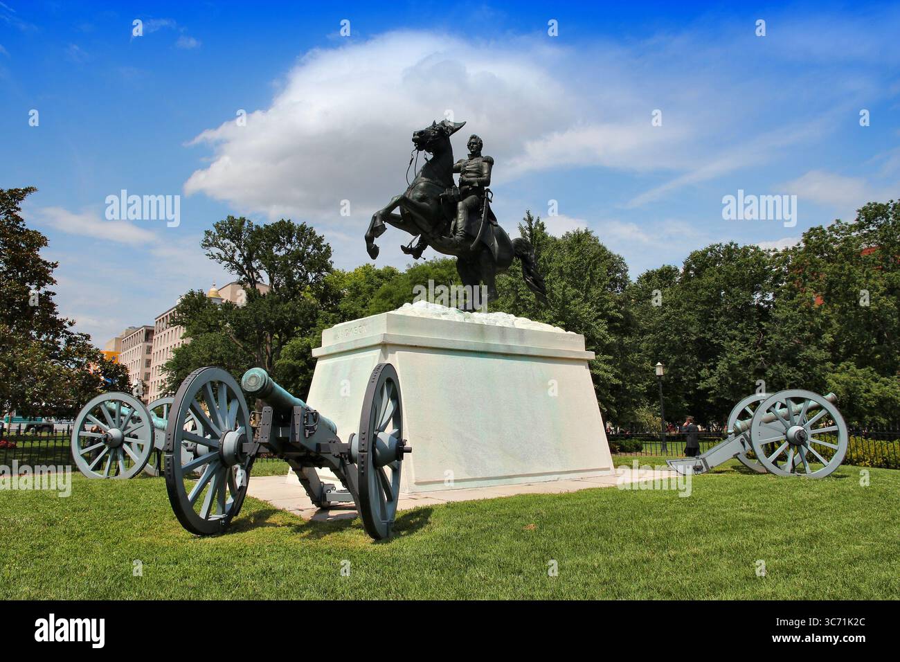 WASHINGTON, États-Unis - 13 JUIN 2013 : statue du général Andrew Jackson dans Lafayette Park, Washington D.C. Banque D'Images WASHINGTON, États-Unis - 13 JUIN 2013 : statue du général Andrew Jackson dans Lafayette Park, Washington D.C. Banque D'Images