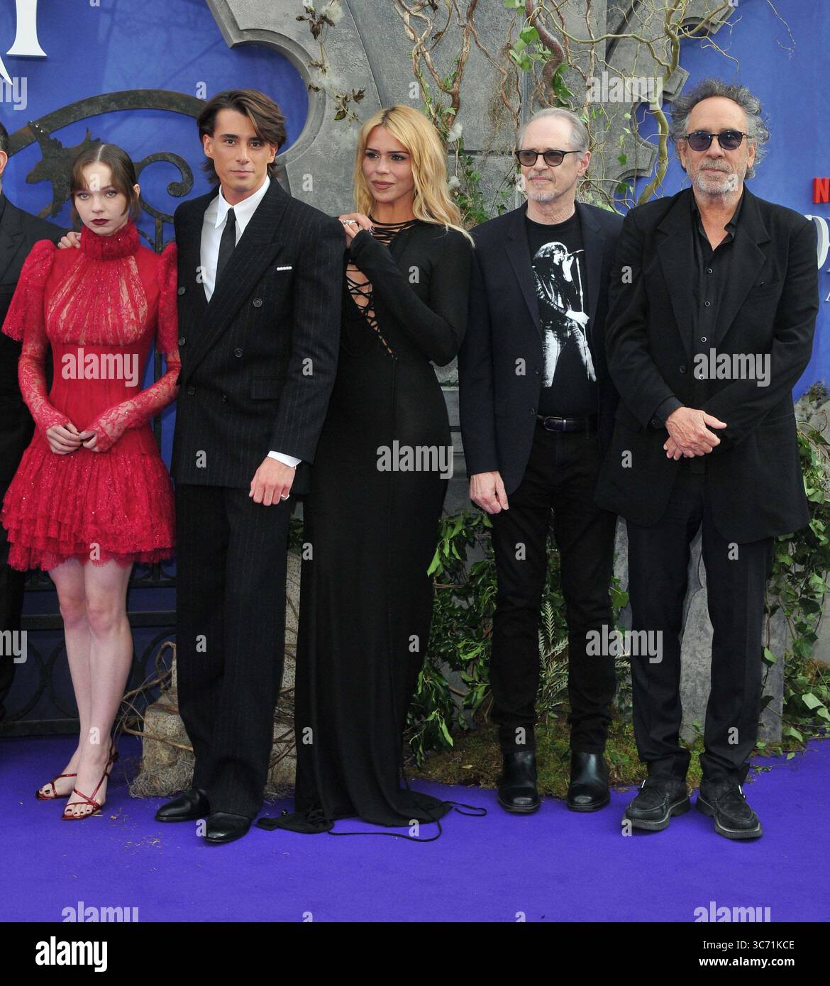 Emma Myers, Georgie Farmer, Billie Piper, Steve Buscemi, Tim Burton lors de l'avant-première télévisée britannique du mercredi saison 2, partie 1, Westminster Centrall Hall, Stor Banque D'Images