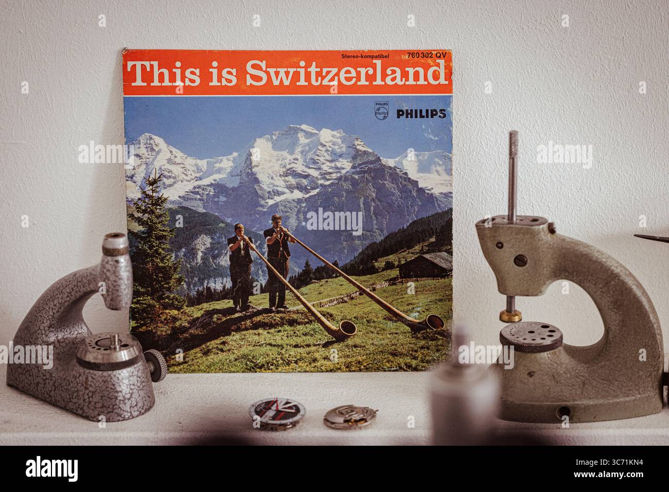Il s'agit d'un disque vinyle suisse avec Alphorn duo Trachsel-Steiner et outil de sertissage de bijoux horloger. Banque D'Images