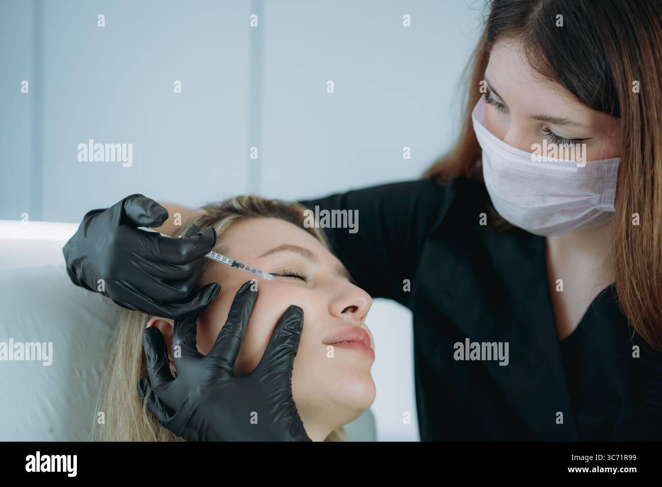 un professionnel de l'esthétique effectuant une procédure d'injection. Soins de beauté Banque D'Images