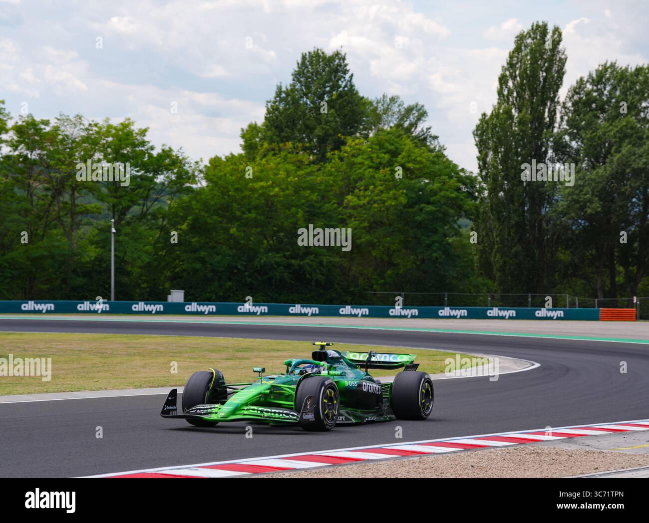 Le pilote de réserve Aston Martin Felipe Drugovich avec de la peinture flo-viz sur la voiture lors du FP1 à Hungaroring à Budapest, en Hongrie, devant le Grand Prix de Hongrie dimanche. Date de la photo : vendredi 1er août 2025. Banque D'Images