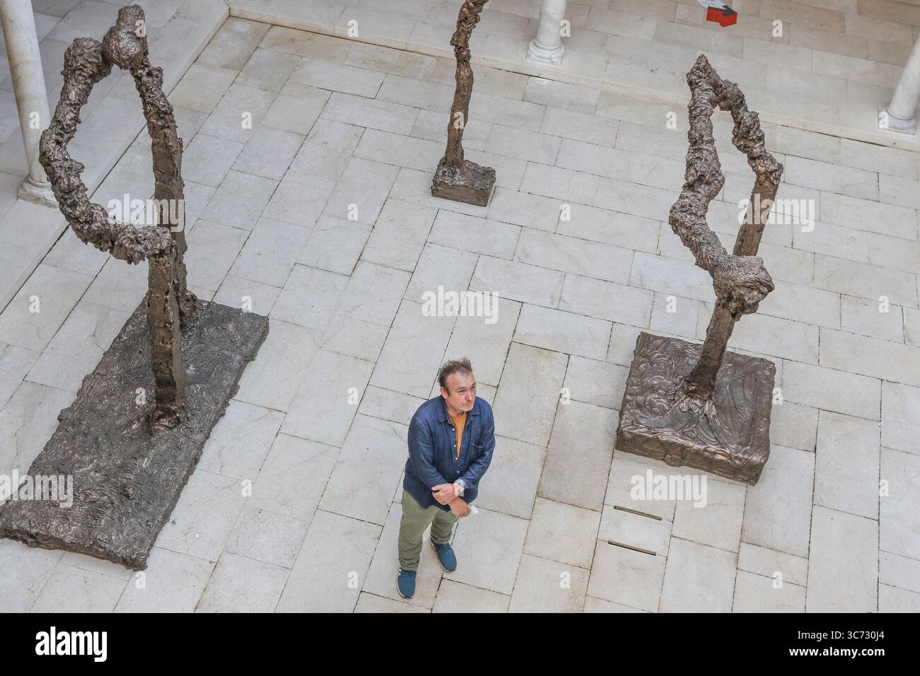 25 janvier 2021 : 25 janvier 2021 (Malaga) Miquel BarcelÃ³ emmène sa 'Metamorfosis' au Musée Picasso, avec près d'une centaine d'œuvres réalisées en six ans.le Musée Picasso Malaga présente à partir de ce mercredi 27 janvier, l'exposition 'Miquel BarcelÃ³. Metamorphosis', qui tire son nom de l'histoire de Franz Kafka publiée en 1915, avec environ 100 œuvres réalisées entre 2014 et 2020 qui peuvent être contemplées jusqu'en septembre prochain. 30 céramiques, 13 peintures, 42 aquarelles, six carnets de voyage et une petite sculpture ; ainsi qu'une installation composée de sept grands bronzes qui ont été intronisés Banque D'Images