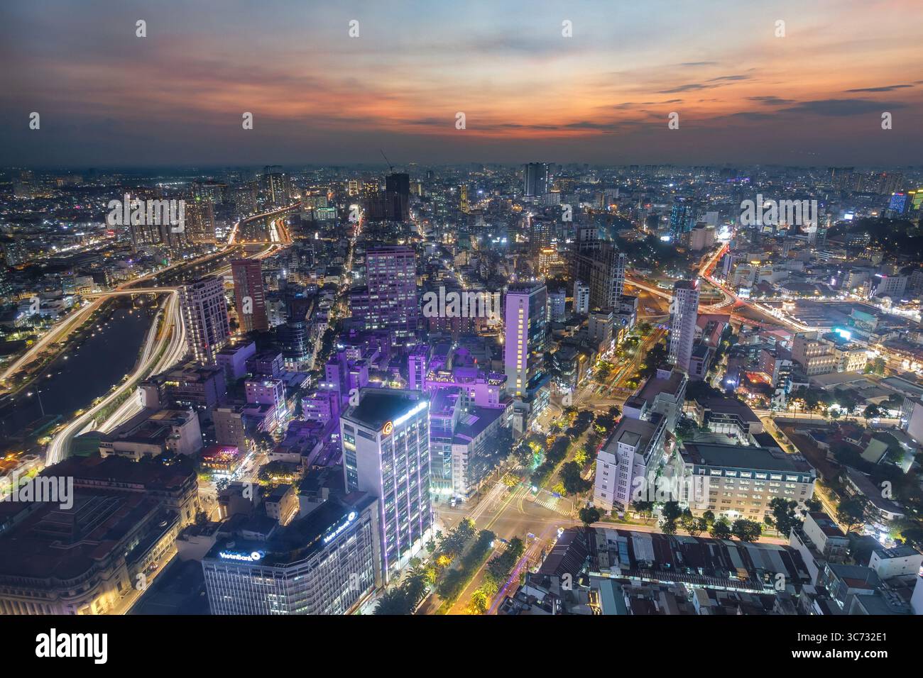 Vue en soirée de Ho Chi Minh-ville au coucher du soleil, capturée depuis Bitexco Financial Tower. Banque D'Images