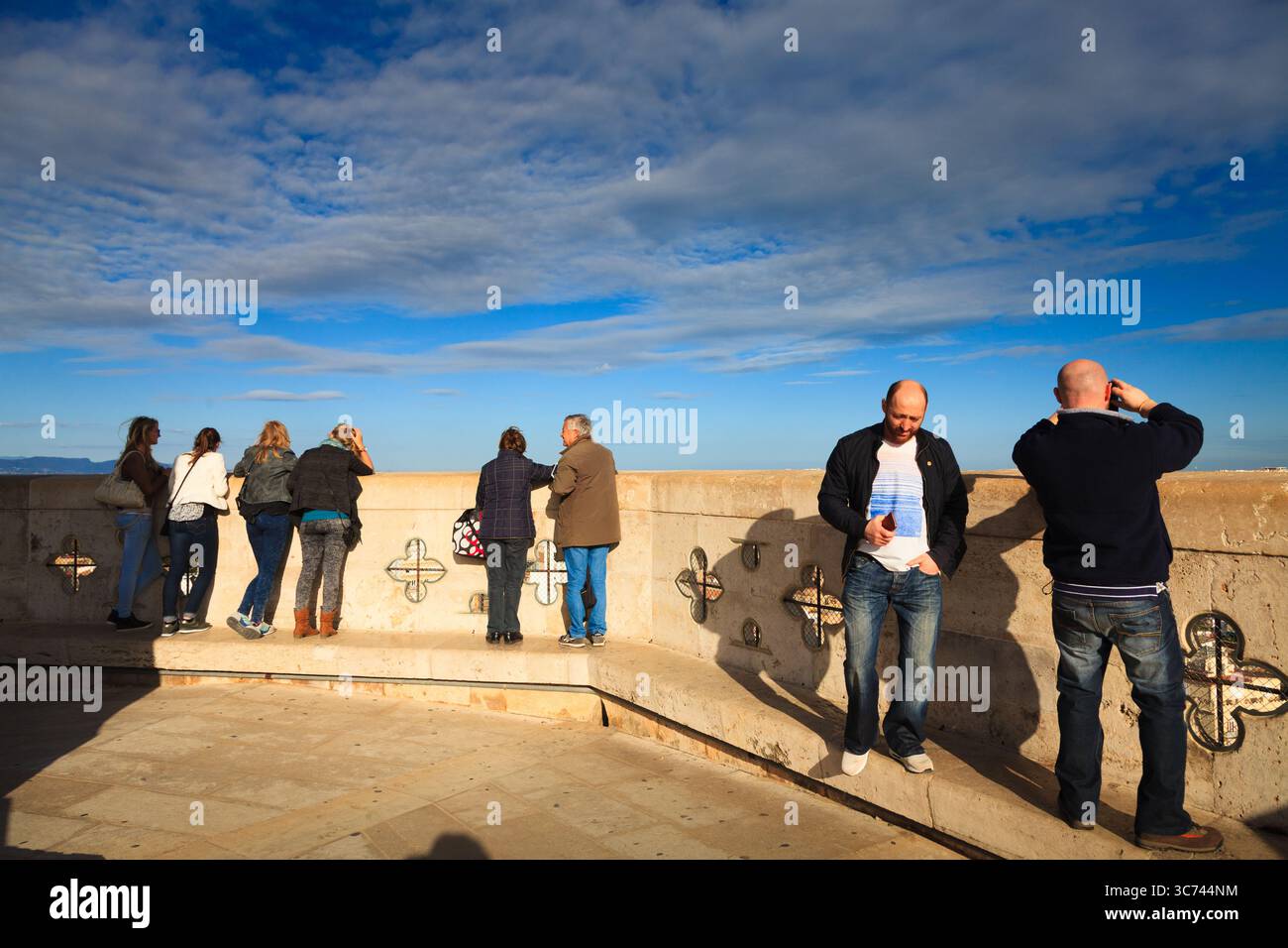 Les gens regardant la vue panoramique de Valence sur le sommet de la Tour Miguelete, le clocher de la cathédrale de Valence à Valence, Espagne. Banque D'Images