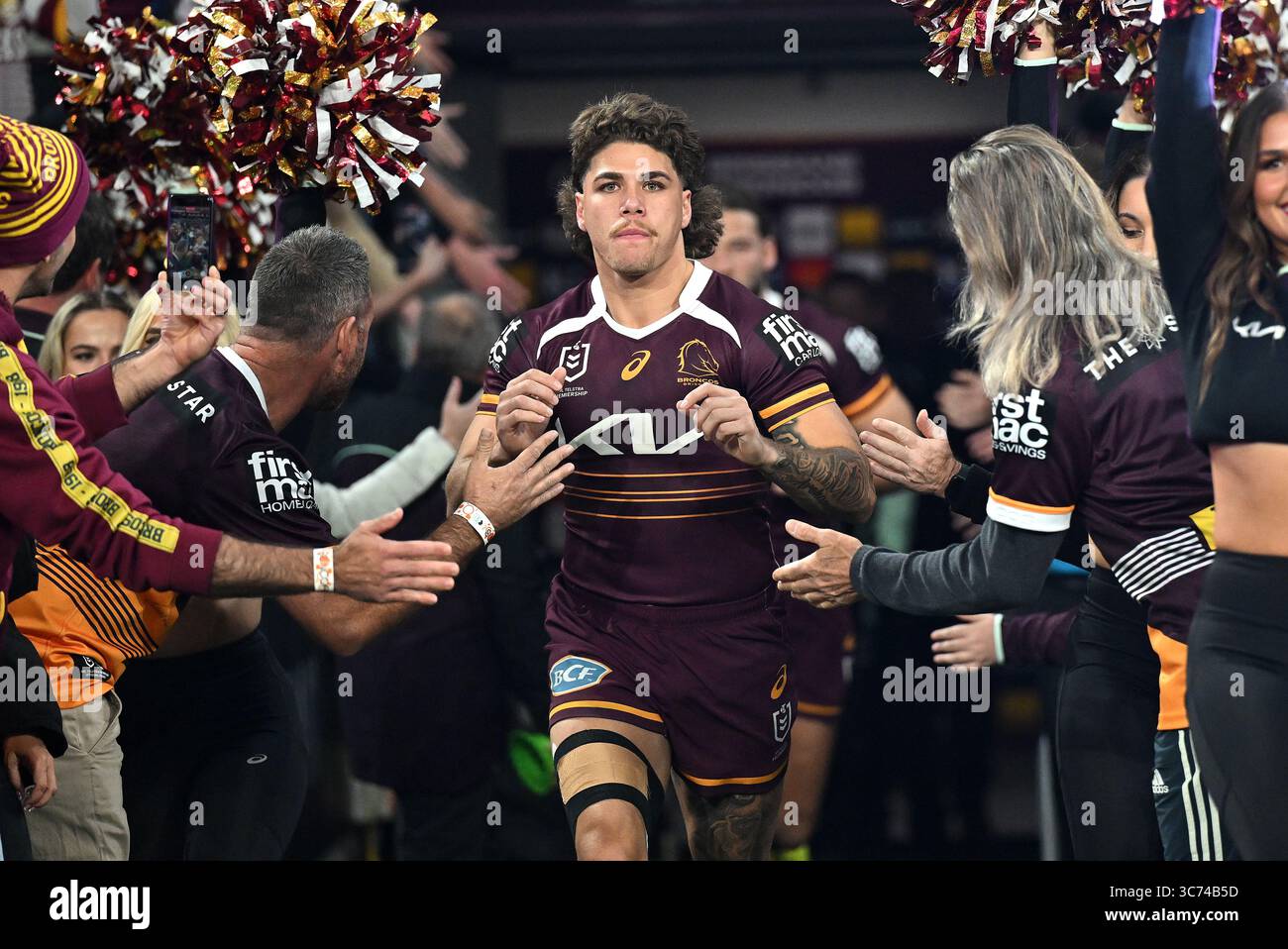Brisbane, Australie. 01 août 2025. Reece Walsh se présente sur le terrain pour le match de la NRL Round 22 entre les Broncos de Brisbane et les Rabbitohs de South Sydney au Suncorp Stadium de Brisbane, le vendredi 1er août 2025. (AAP image/Dave Hunt) PAS D'ARCHIVAGE, USAGE ÉDITORIAL UNIQUEMENT crédit : Australian Associated Press/Alamy Live News Banque D'Images