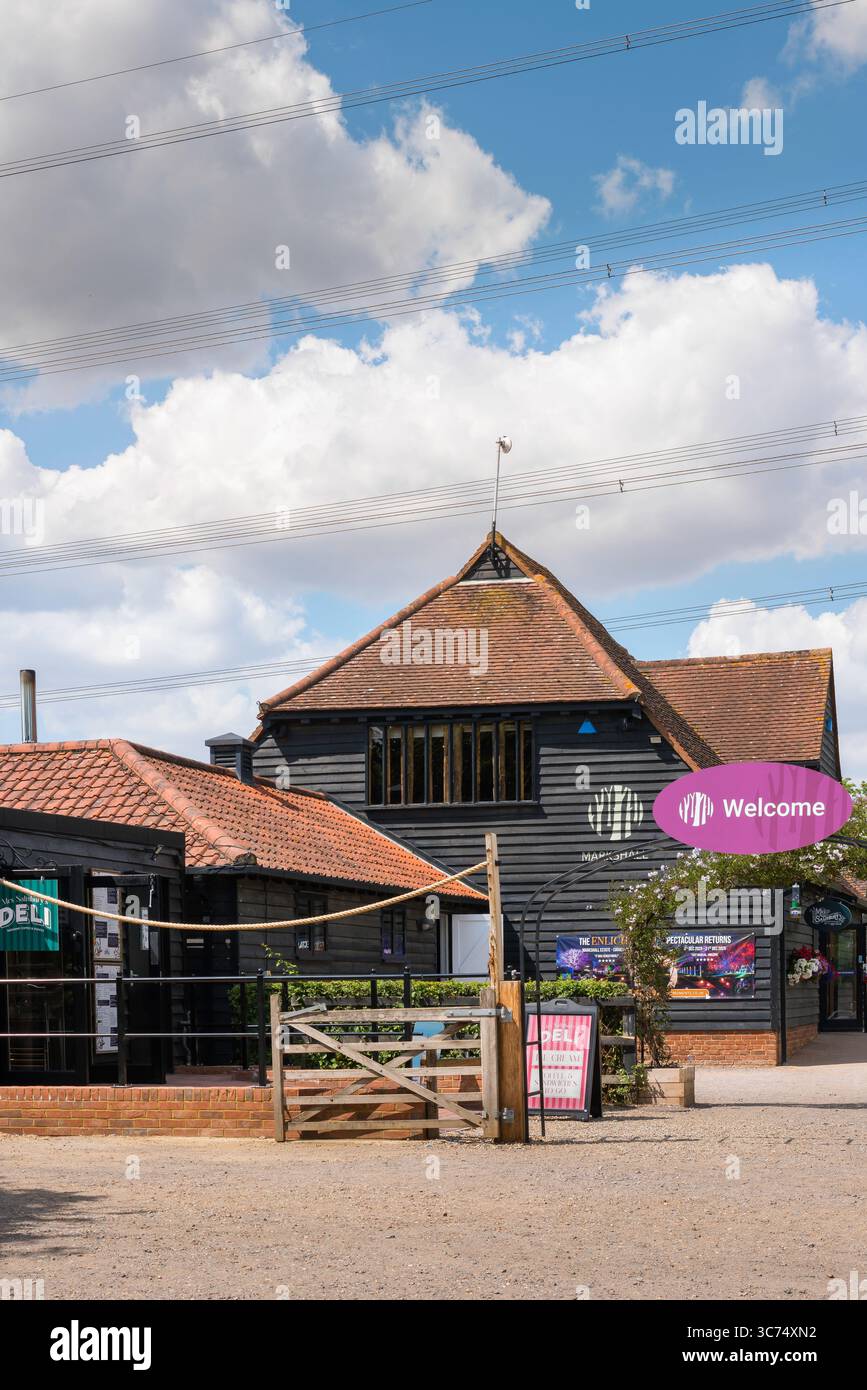 Markshall Estate Essex, vue sur la charcuterie et le café-restaurant situés à l'entrée du jardin et de l'arboretum Markshall Estate, Coggeshall UK Banque D'Images