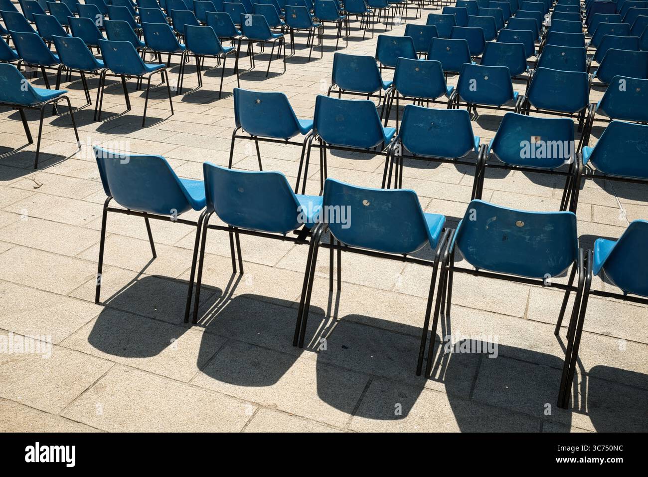 Série de sièges en plastique dans un carré Banque D'Images