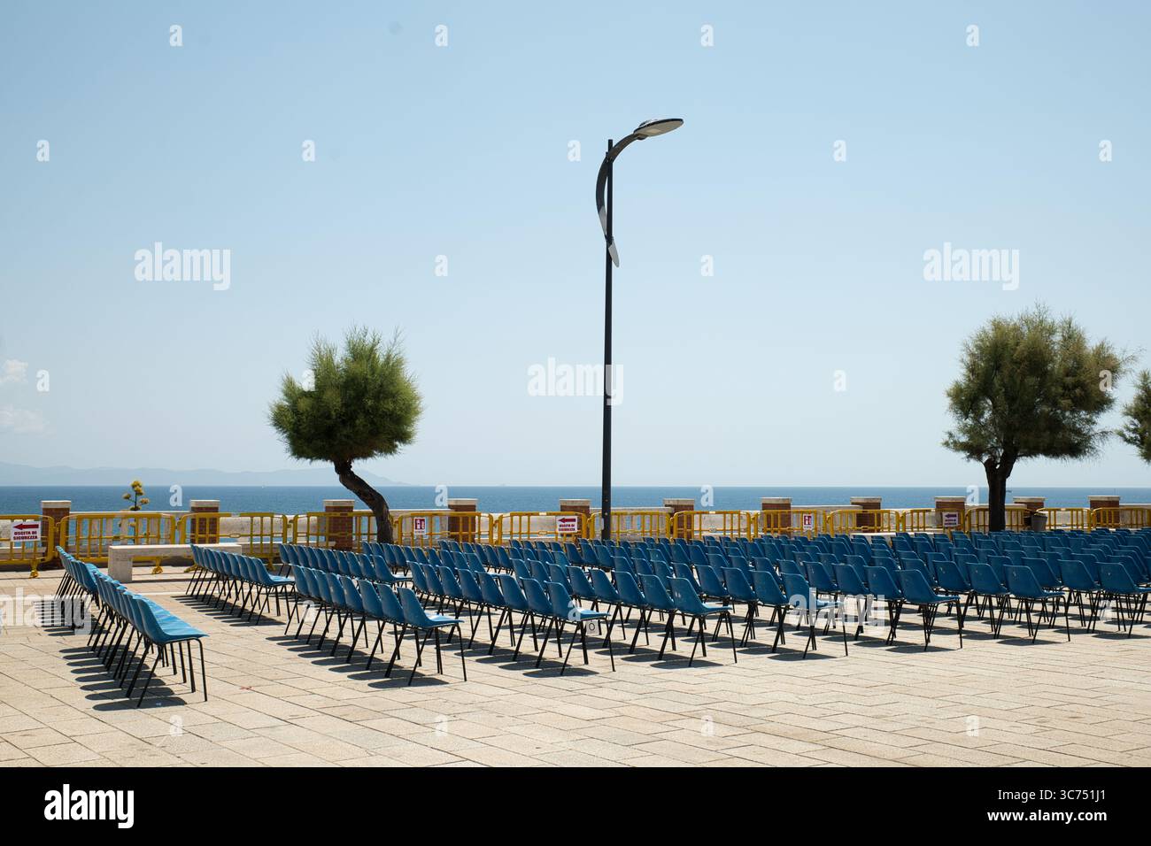 Série de sièges en plastique dans un carré Banque D'Images