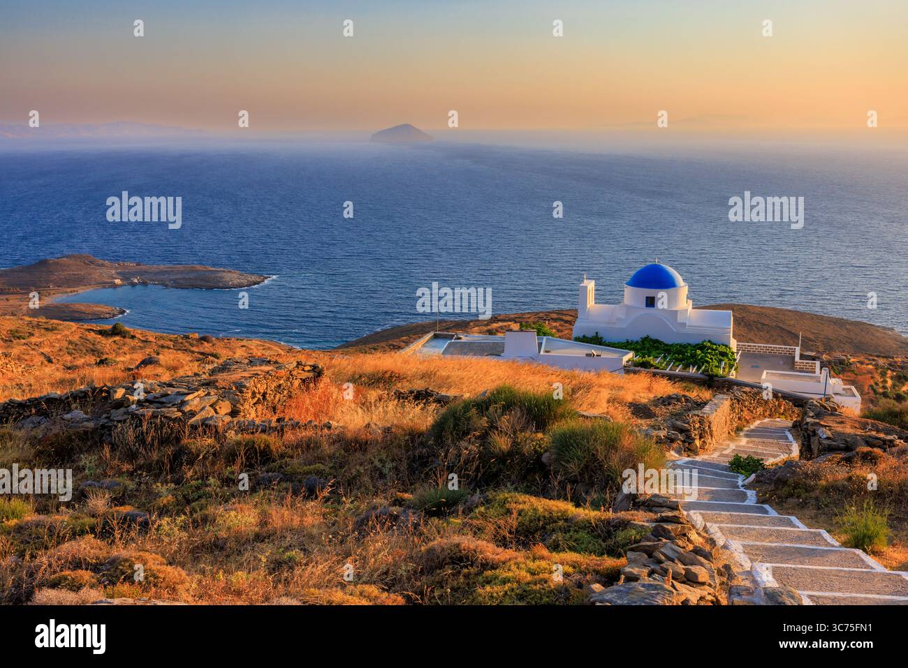 Lever de soleil à Panagia Skopiani, une chapelle orthodoxe dédiée à Marie, Serifos, Îles Cyclades, Grèce Banque D'Images