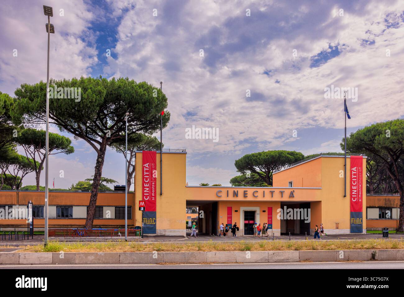 L'entrée principale des studios Cinecittà, Rome, Lazio, Italie Banque D'Images