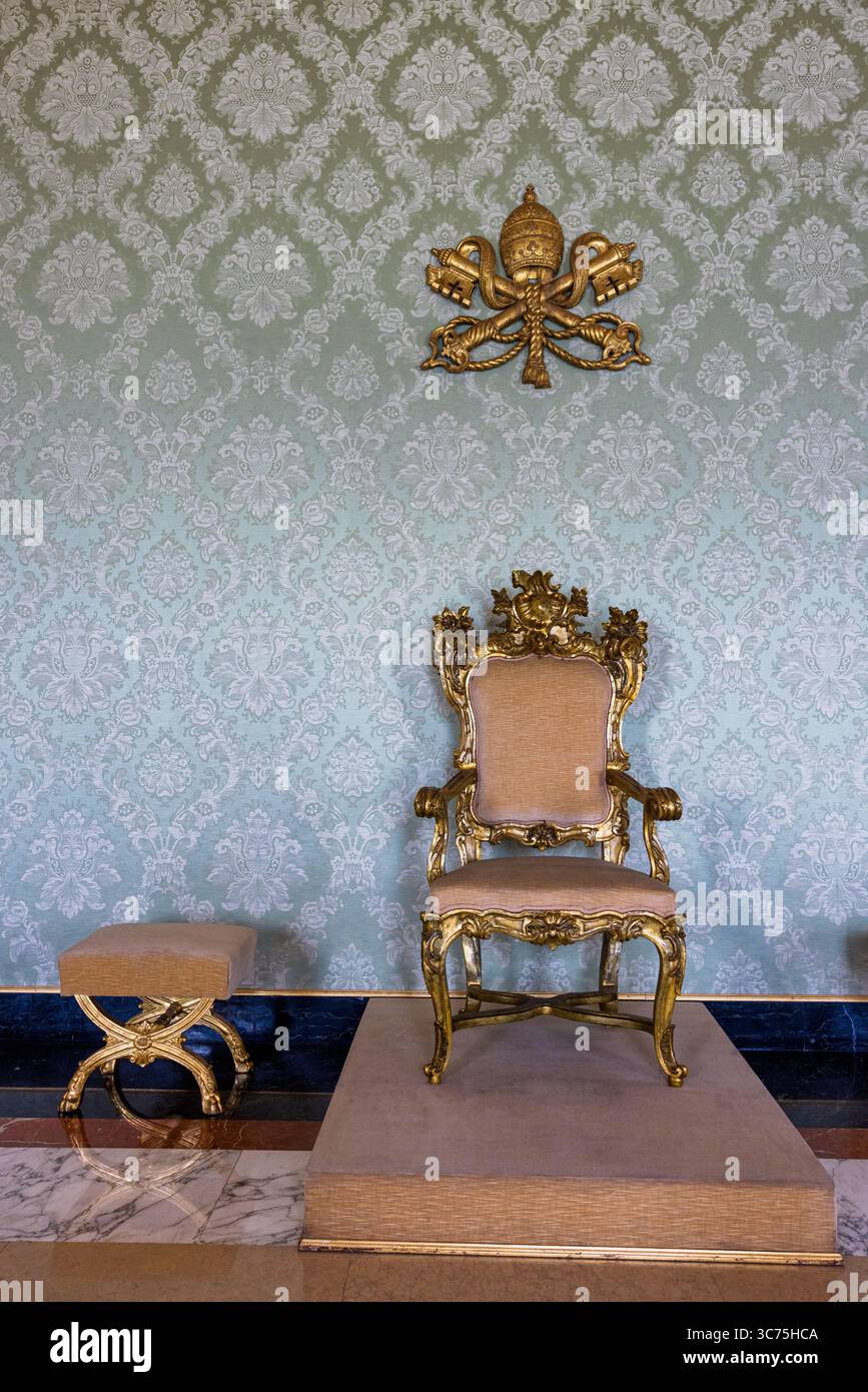 Palais papal de Castel Gandolfo salle d'audience, Castel Gandolfo, Italie Banque D'Images