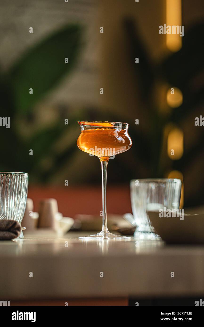 Cocktail ambre élégant sur table en bois Banque D'Images