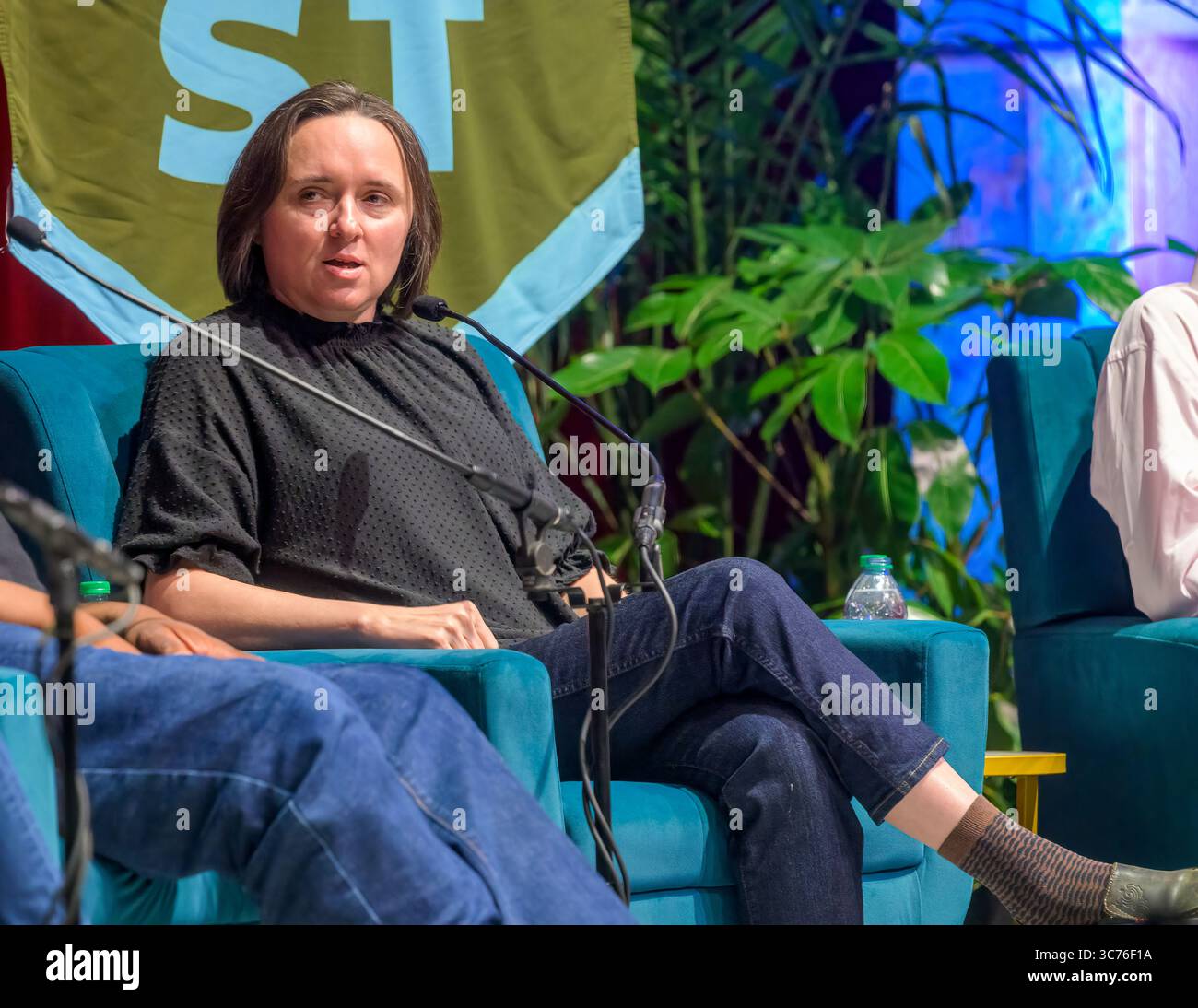 La Nouvelle-Orléans, LOUISIANE, États-Unis - 28 mars 2025 : gros plan sur l'écrivaine Sarah Vowell, une auteure collaboratrice sur "qui est le gouvernement ?" Au Festival du livre de la Nouvelle-Orléans à l'Université de Tulane Banque D'Images