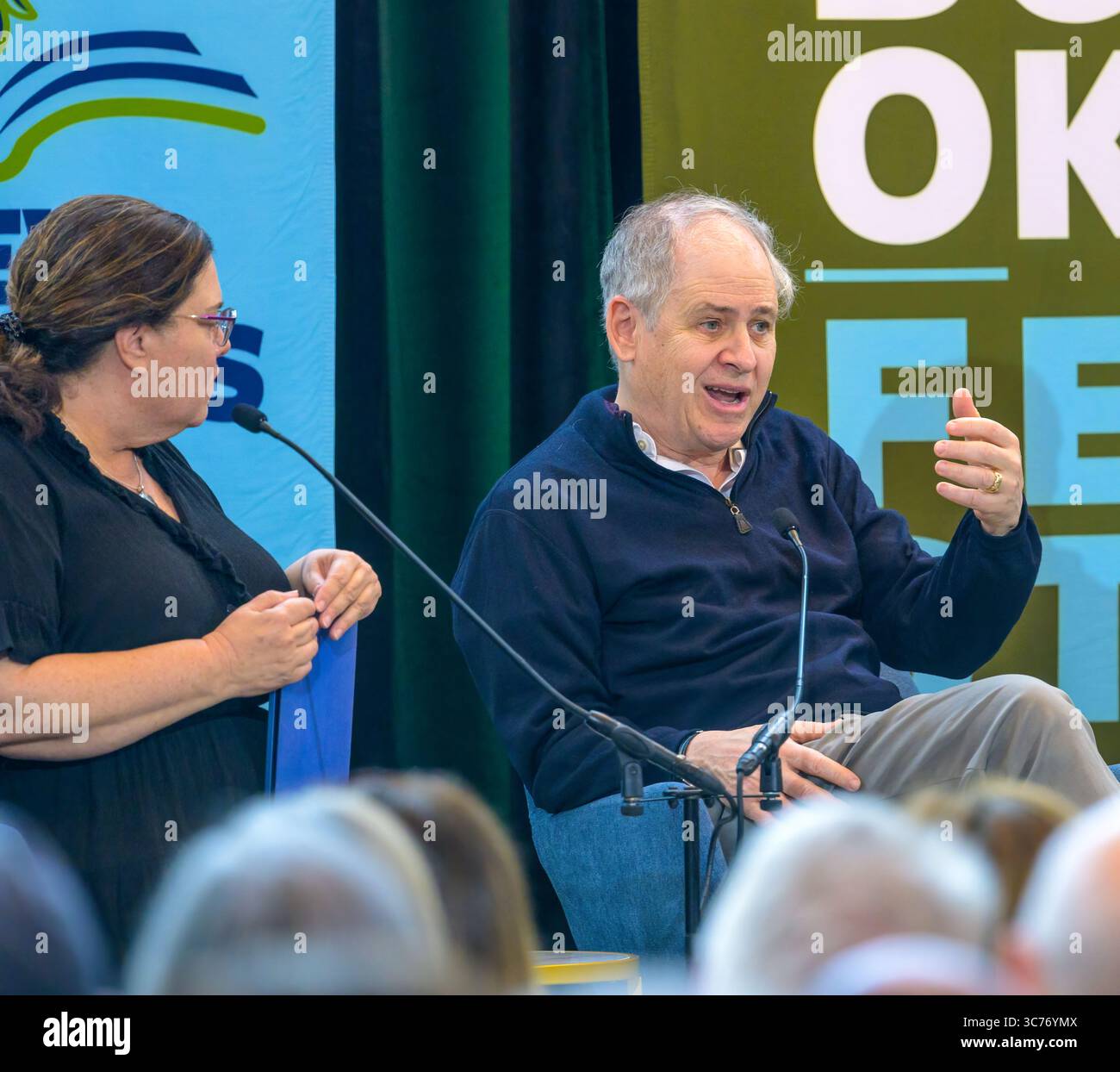 New Orleans, LOUISIANE, États-Unis - 29 mars 2025 : la chroniqueuse Stephanie Grace et le biographe Jonathan Alter discutent du paysage politique de l'Amérique au New Orleans Book Festival au Marshall Family Commons/Goldring/Woldenberg Business Complex de l'Université de Tulane Banque D'Images