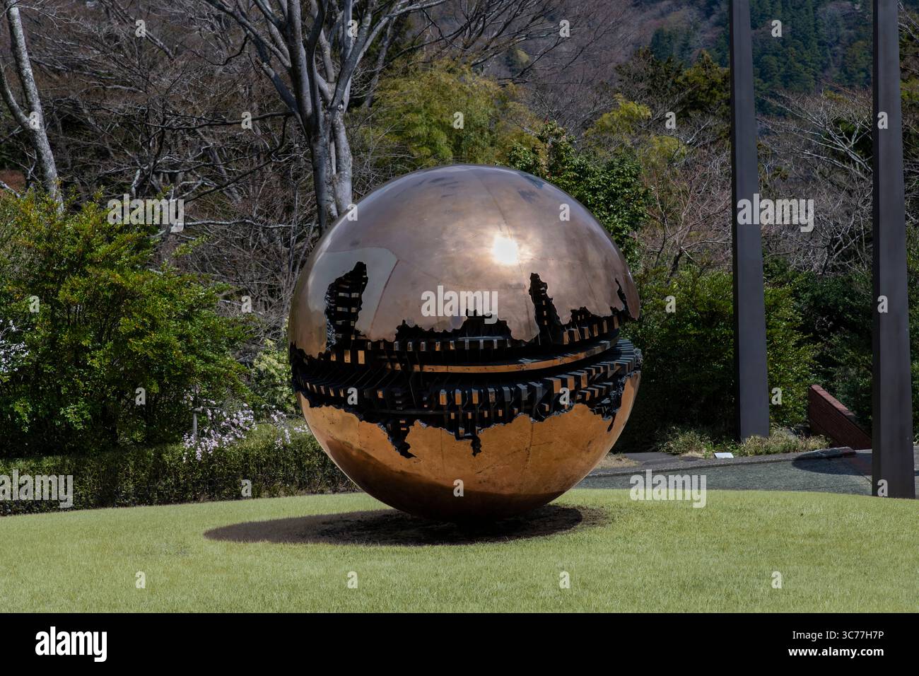 Hakone, Kanagawa, Japon-7 avril 2025 ; sculpture Sphere Within a Sphere from Arnaldo Pomodoro in Hakone Open-Air Museum Museum Museum with outdoor sculpture p Banque D'Images