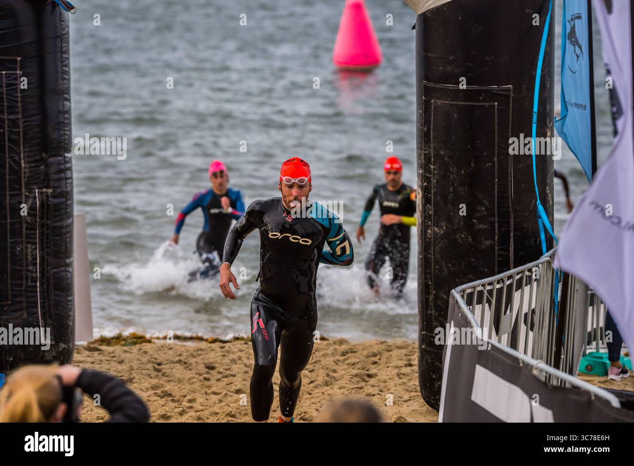 17 janvier 2021, Melbourne, Victoria, Australie : Jeremy Drake, coureur de sprint d'élite, terminant la partie natation de l'événement lors de la 2XU Triathlon Series 2021, course 1 à St Kilda Beach. (Crédit image : © Alexander Bogatyrev/SOPA images via ZUMA Wire) Banque D'Images