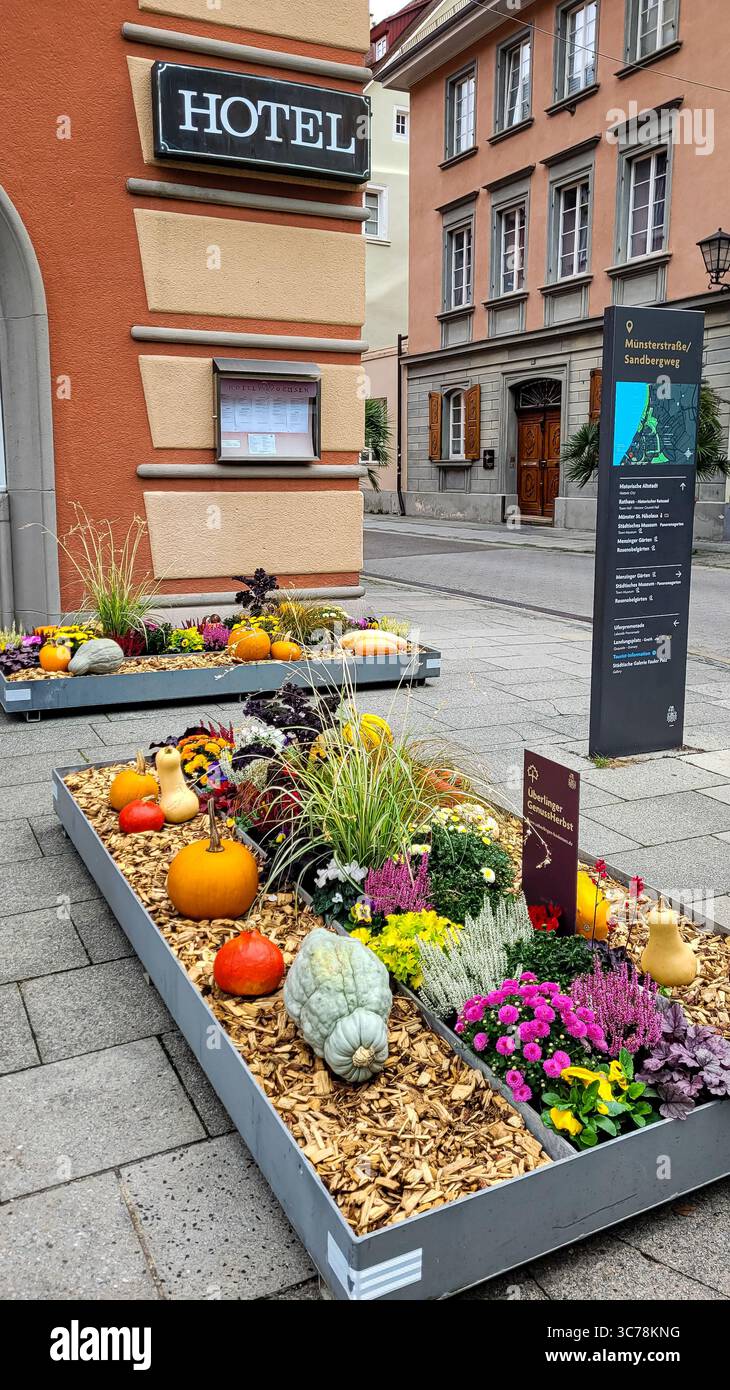 Très belles compositions d'automne dans les rues de la ville allemande sur le lac de Constance. 10 octobre 2024. Uberlingen, Allemagne Banque D'Images