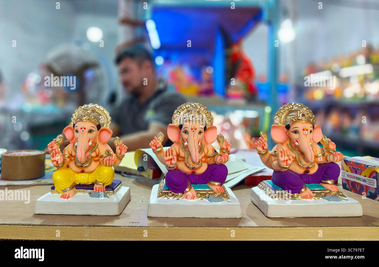 Mumbai, Maharashtra, Inde. 1er août 2025. Les idoles du Dieu hindou à tête d'éléphant Ganesh sont exposées à la vente dans un atelier. Les artisans obtiennent les idoles du Dieu hindou à tête d'éléphant Ganesh prêtes à la vente car le festival de dix jours de Ganesh Chaturthi commencera du 27 août au 6 septembre qui sera célébré dans tout le pays. (Crédit image : © Ashish Vaishnav/SOPA images via ZUMA Press Wire) USAGE ÉDITORIAL SEULEMENT ! Non destiné à UN USAGE commercial ! Banque D'Images