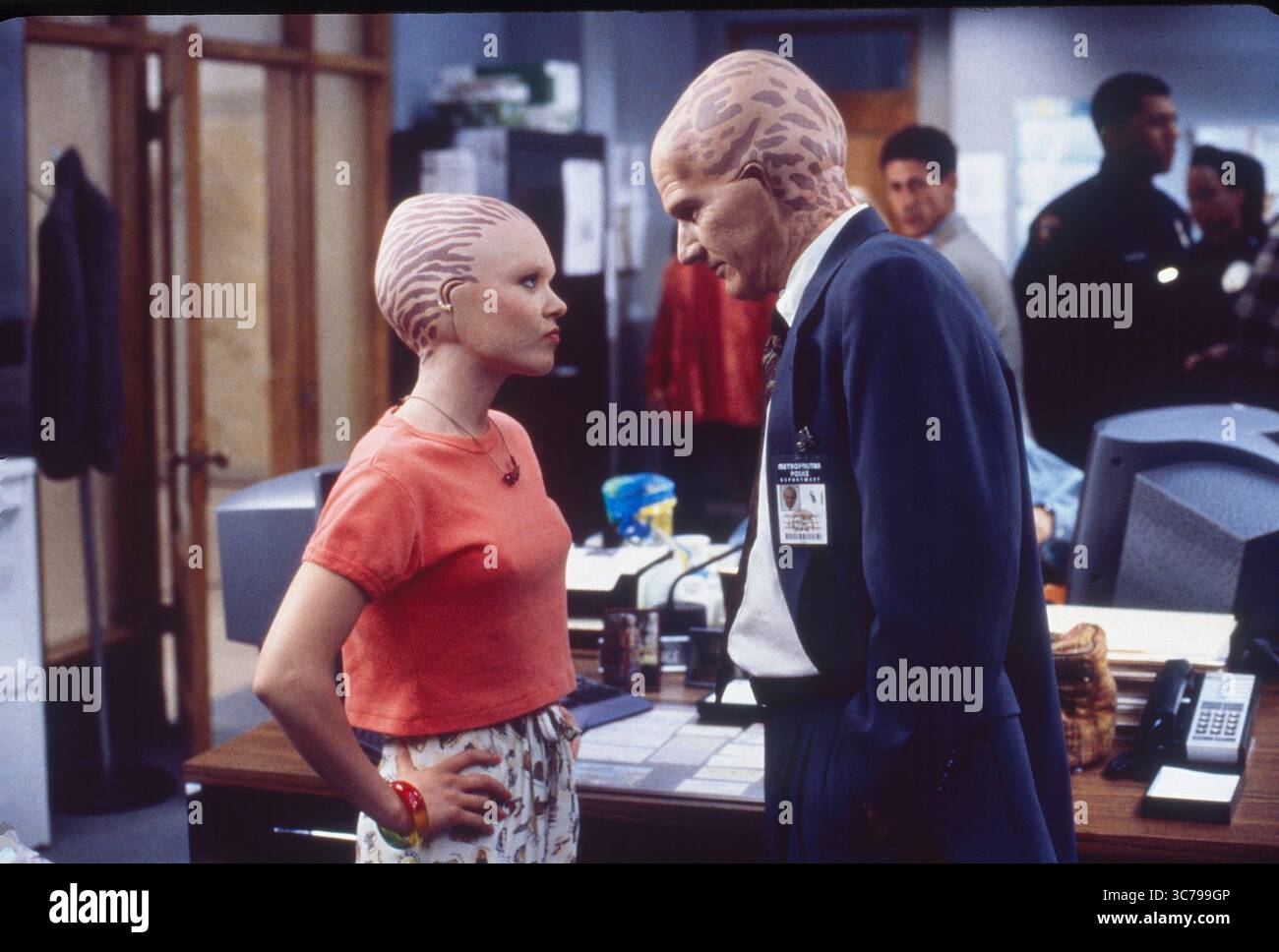 DATE DE SORTIE : 1998 TITRE : Alien Nation STUDIO : Fox Broadcasting PLOT : la franchise se déroule dans un avenir proche aux États-Unis. En 1991, une soucoupe volante s'écrase dans le désert de Mojave contenant une race d'extraterrestres, les Tenctonais (appelés nouveaux arrivants par l'humanité) échappant à l'esclavage sous une race cruelle de surveillants. Ils ressemblent aux humains mais ont diverses différences anatomiques et ont été élevés pour avoir une plus grande force physique et intelligence. Les nouveaux arrivants sont acceptés comme les derniers immigrants en Amérique, et la franchise explore les questions autour de leur intégration dans le multiculturalisme Banque D'Images