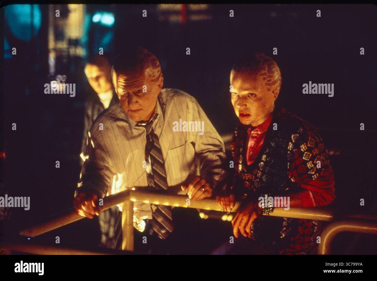 DATE DE SORTIE : 1998 TITRE : Alien Nation STUDIO : Fox Broadcasting PLOT : la franchise se déroule dans un avenir proche aux États-Unis. En 1991, une soucoupe volante s'écrase dans le désert de Mojave contenant une race d'extraterrestres, les Tenctonais (appelés nouveaux arrivants par l'humanité) échappant à l'esclavage sous une race cruelle de surveillants. Ils ressemblent aux humains mais ont diverses différences anatomiques et ont été élevés pour avoir une plus grande force physique et intelligence. Les nouveaux arrivants sont acceptés comme les derniers immigrants en Amérique, et la franchise explore les questions autour de leur intégration dans le multiculturalisme Banque D'Images