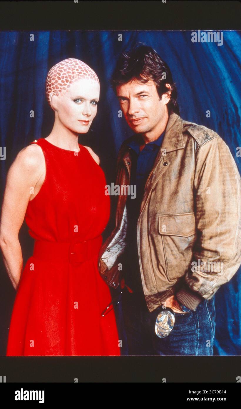 DATE DE SORTIE : 1998 TITRE : Alien Nation STUDIO : Fox Broadcasting PLOT : la franchise se déroule dans un avenir proche aux États-Unis. En 1991, une soucoupe volante s'écrase dans le désert de Mojave contenant une race d'extraterrestres, les Tenctonais (appelés nouveaux arrivants par l'humanité) échappant à l'esclavage sous une race cruelle de surveillants. Ils ressemblent aux humains mais ont diverses différences anatomiques et ont été élevés pour avoir une plus grande force physique et intelligence. Les nouveaux arrivants sont acceptés comme les derniers immigrants en Amérique, et la franchise explore les questions autour de leur intégration dans le multiculturalisme Banque D'Images