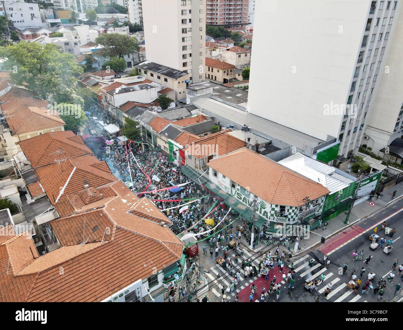 30 janvier 2021 : Palmeirenses (supporters de l'équipe de football Palmeiras) se rassemblent autour du parc Allianz, à Sao Paulo, ce samedi (30). Les fans regardent le dernier match de CONMEBOL entre Palmeiras et Santos au stade Maracana. (Crédit image : © Paulo Lopes/ZUMA Wire) Banque D'Images