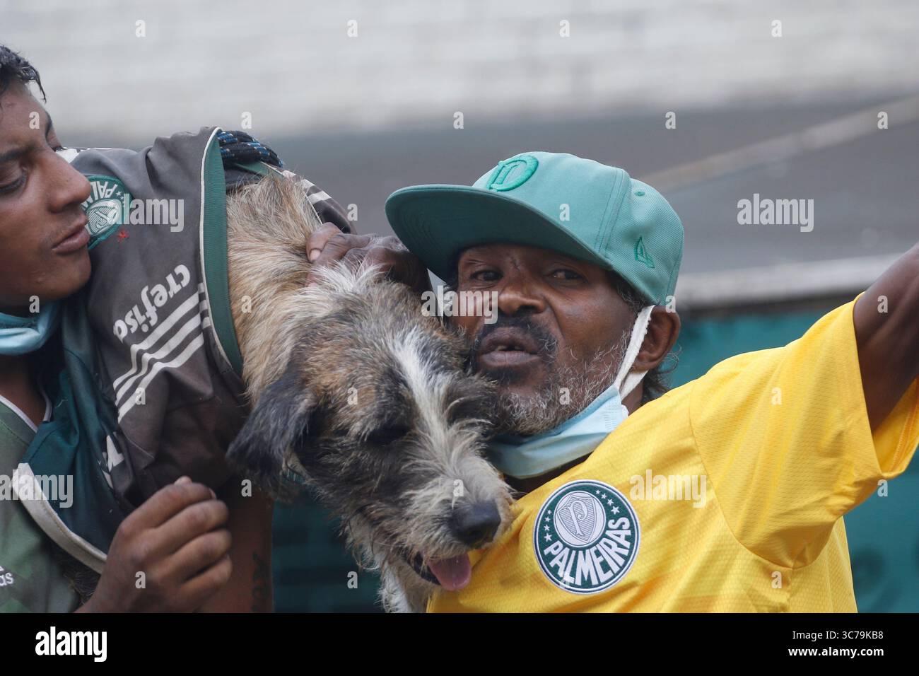 30 janvier 2021 : Palmeirenses (supporters de l'équipe de football Palmeiras) se rassemblent autour du parc Allianz, à Sao Paulo, ce samedi (30). Les fans regardent le dernier match de CONMEBOL entre Palmeiras et Santos au stade Maracana. (Crédit image : © Paulo Lopes/ZUMA Wire) Banque D'Images