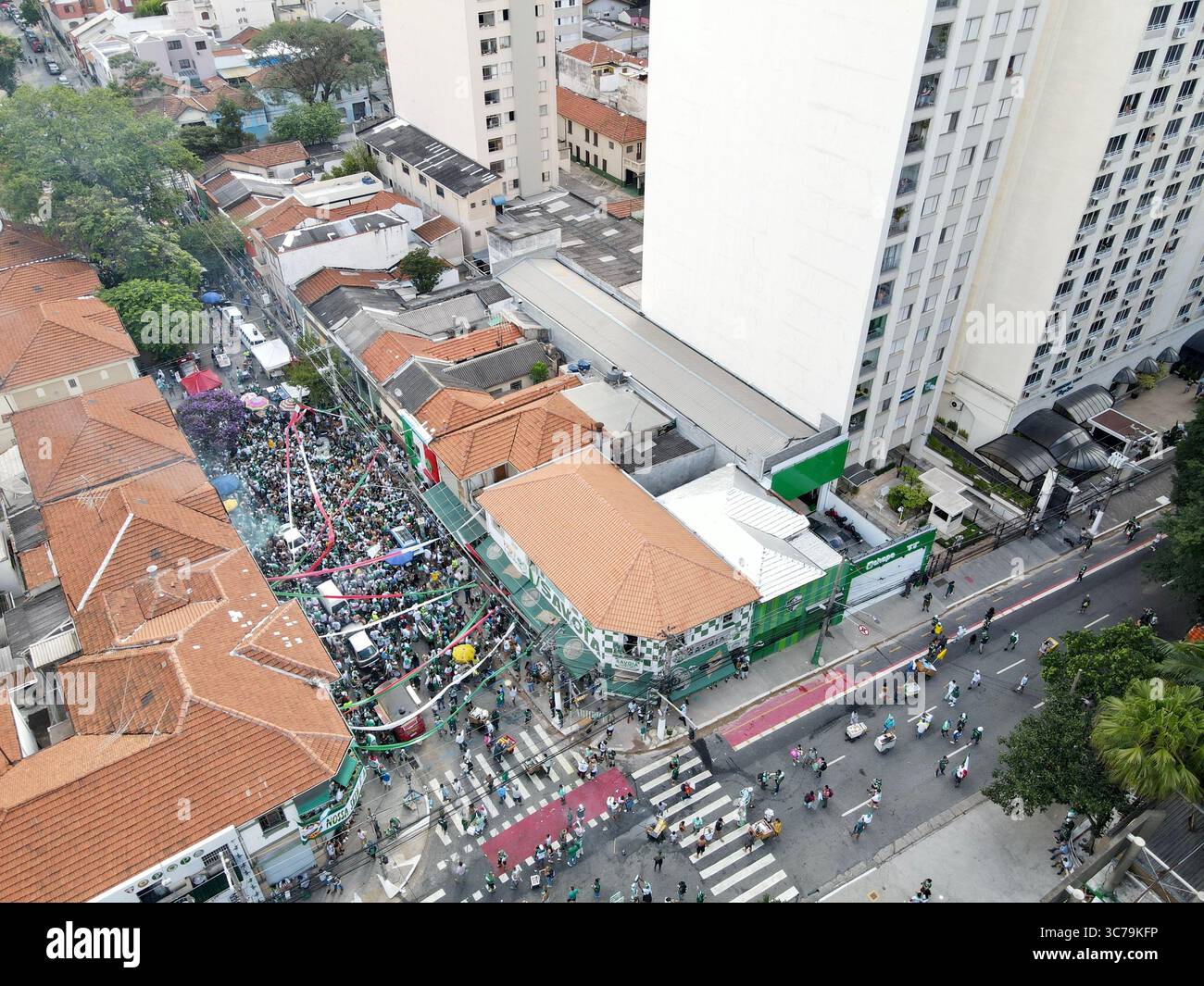30 janvier 2021 : Palmeirenses (supporters de l'équipe de football Palmeiras) se rassemblent autour du parc Allianz, à Sao Paulo, ce samedi (30). Les fans regardent le dernier match de CONMEBOL entre Palmeiras et Santos au stade Maracana. (Crédit image : © Paulo Lopes/ZUMA Wire) Banque D'Images
