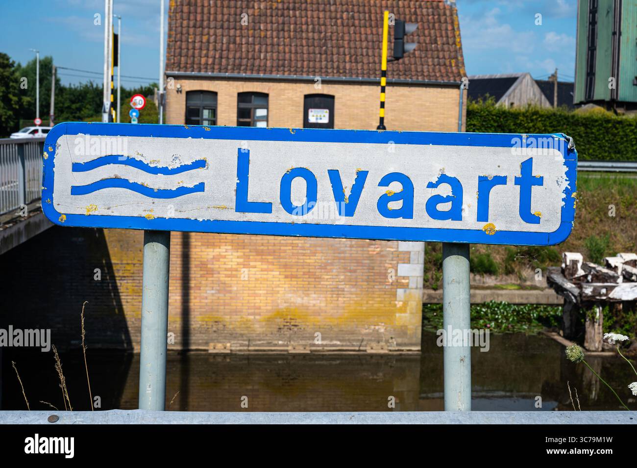 Panneau du Lovaart, un petit canal à Lo Reninge, Flandre occidentale, Belgique 10 juillet 2025 Banque D'Images