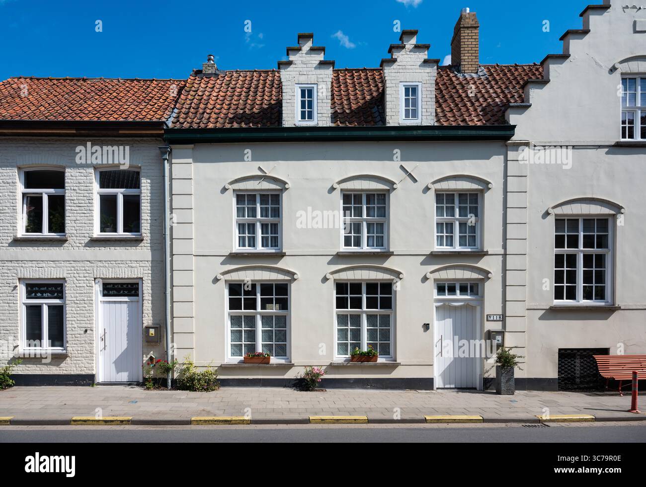 Maisons blanches traditionnelles dans une rangée dans le village de Lo Reninge, Flandre occidentale, Belgique 10 juillet 2025 Banque D'Images