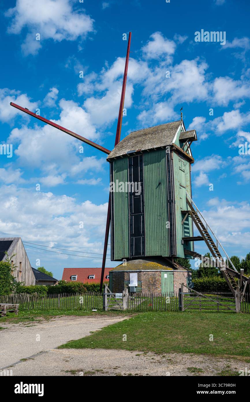 Authentique moulin à vent en bois vert au Lovaart à Lo Reninge, Flandre occidentale, Belgique 10 juillet 2025 Banque D'Images