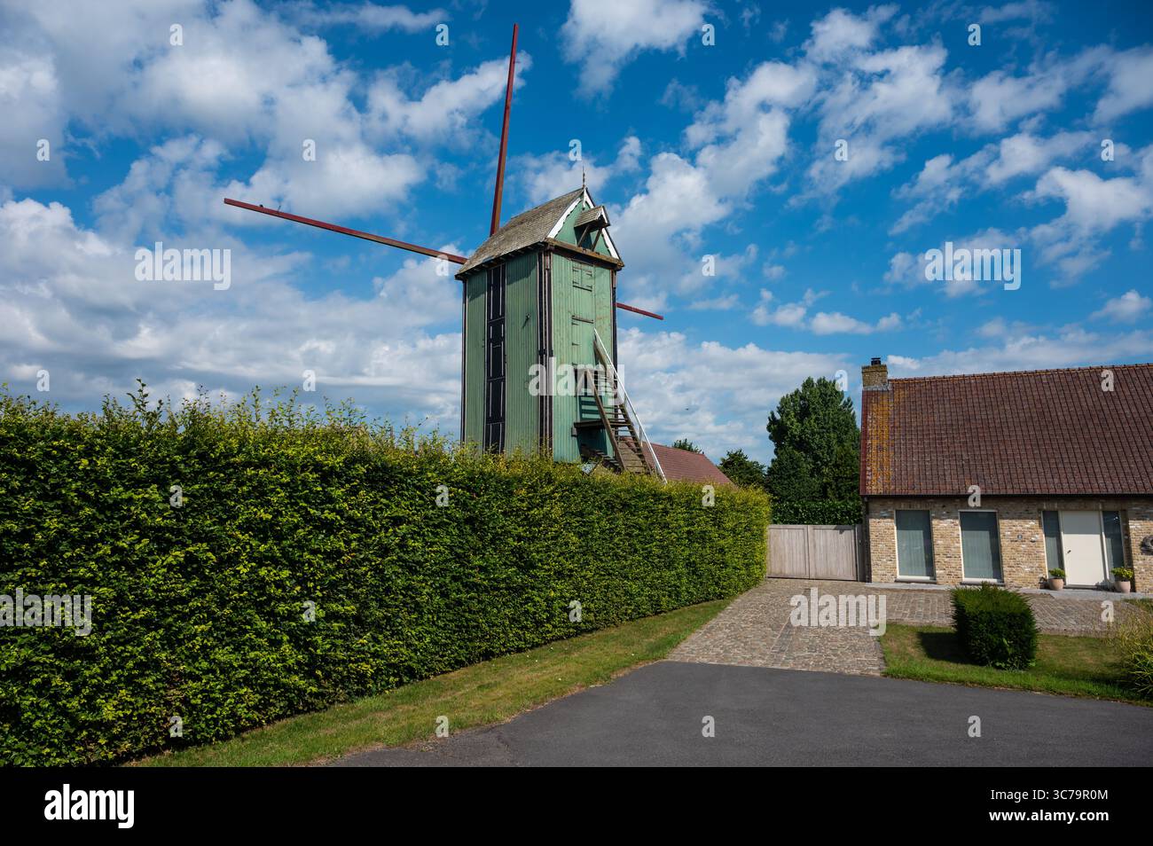 Authentique moulin à vent en bois vert au Lovaart à Lo Reninge, Flandre occidentale, Belgique 10 juillet 2025 Banque D'Images
