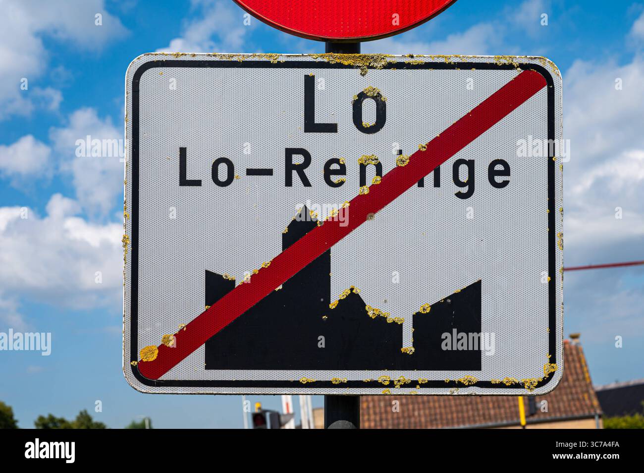 Panneau routier du village de Lo Reninge Flandre occidentale, Belgique 10 juillet 2025 Banque D'Images