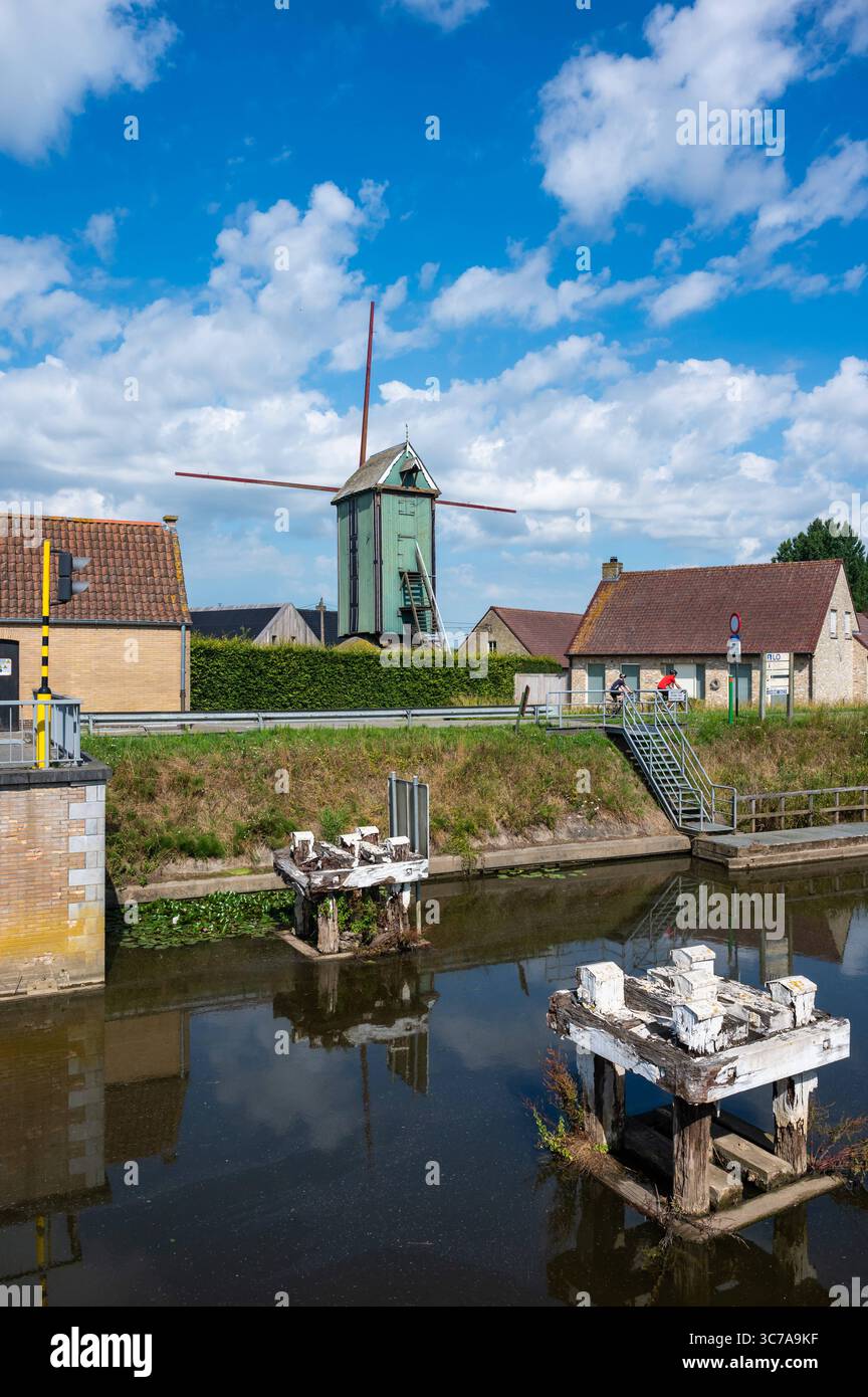 Authentique moulin à vent en bois vert au Lovaart à Lo Reninge, Flandre occidentale, Belgique 10 juillet 2025 Banque D'Images