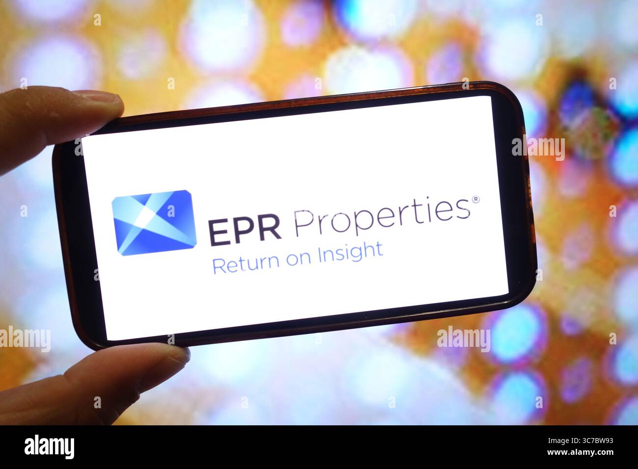 Dans cette illustration photo, un logo d'entreprise Propriétés EPR est affiché sur l'écran d'un smartphone. Banque D'Images