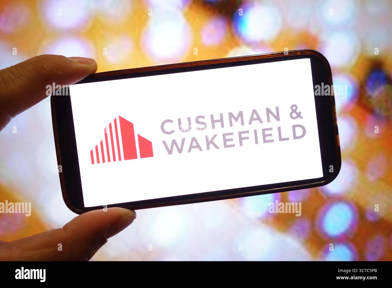 Pologne. 5 juillet 2025. Dans cette illustration photo, un logo de la société Cushman and Wakefield est affiché sur l'écran d'un smartphone. (Crédit image : © Piotr SWAT/SOPA images via ZUMA Press Wire) USAGE ÉDITORIAL SEULEMENT ! Non destiné à UN USAGE commercial ! Banque D'Images