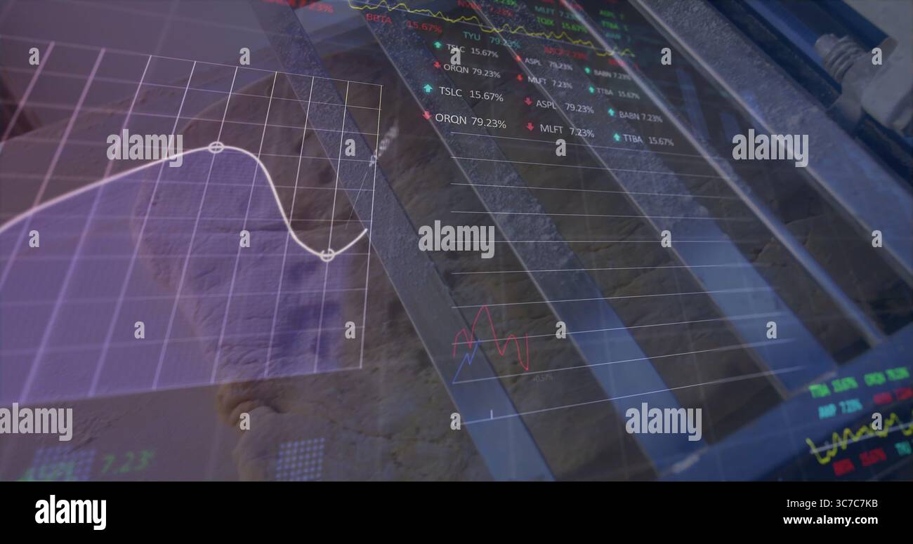 Affichage de données holographiques projetant des cartes sur le mur de pierre dans le laboratoire, avec grille violette et grille métallique Banque D'Images