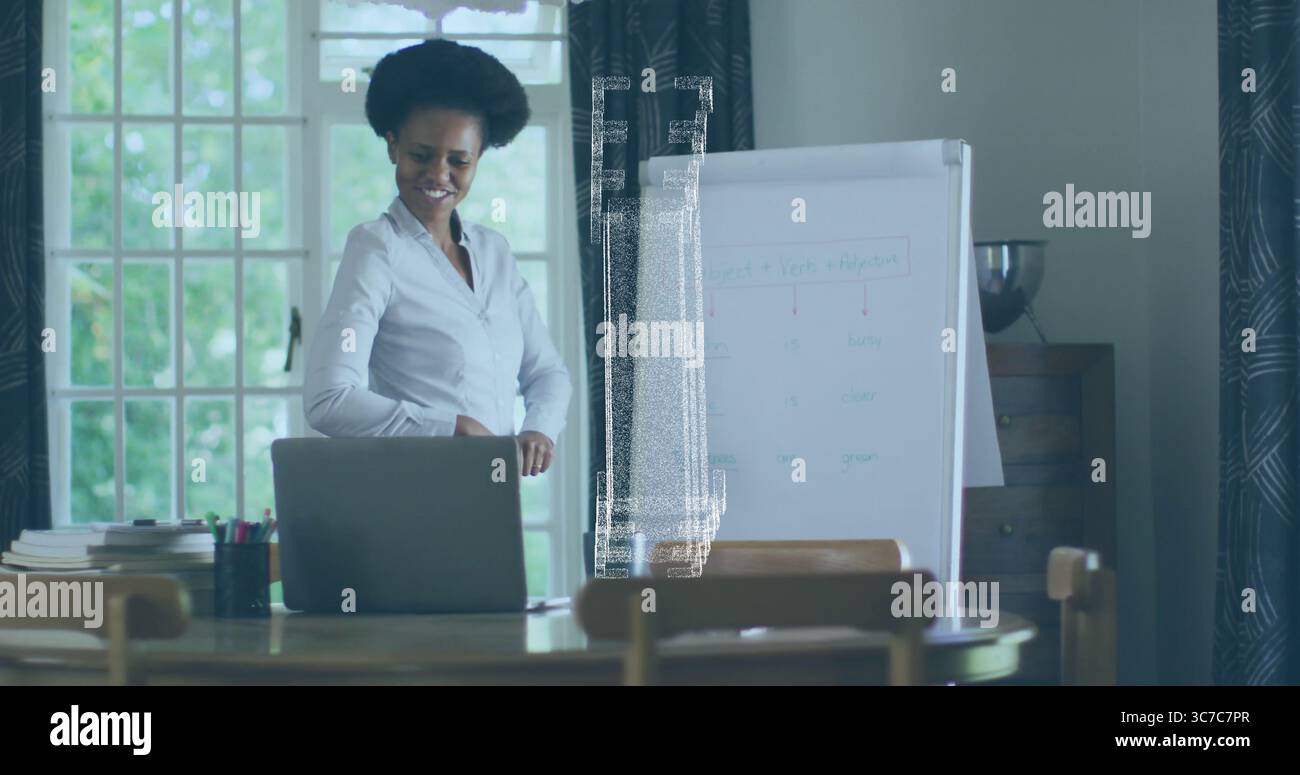 Femme noire debout en tenue professionnelle examinant les documents dans l'espace de travail avec un ordinateur portable et un tableau de conférence Banque D'Images