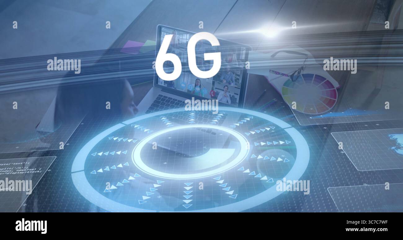 Femme mi-adulte interagissant avec l'interface holographique 6G au bureau, avec ordinateur portable et roue de couleur Banque D'Images