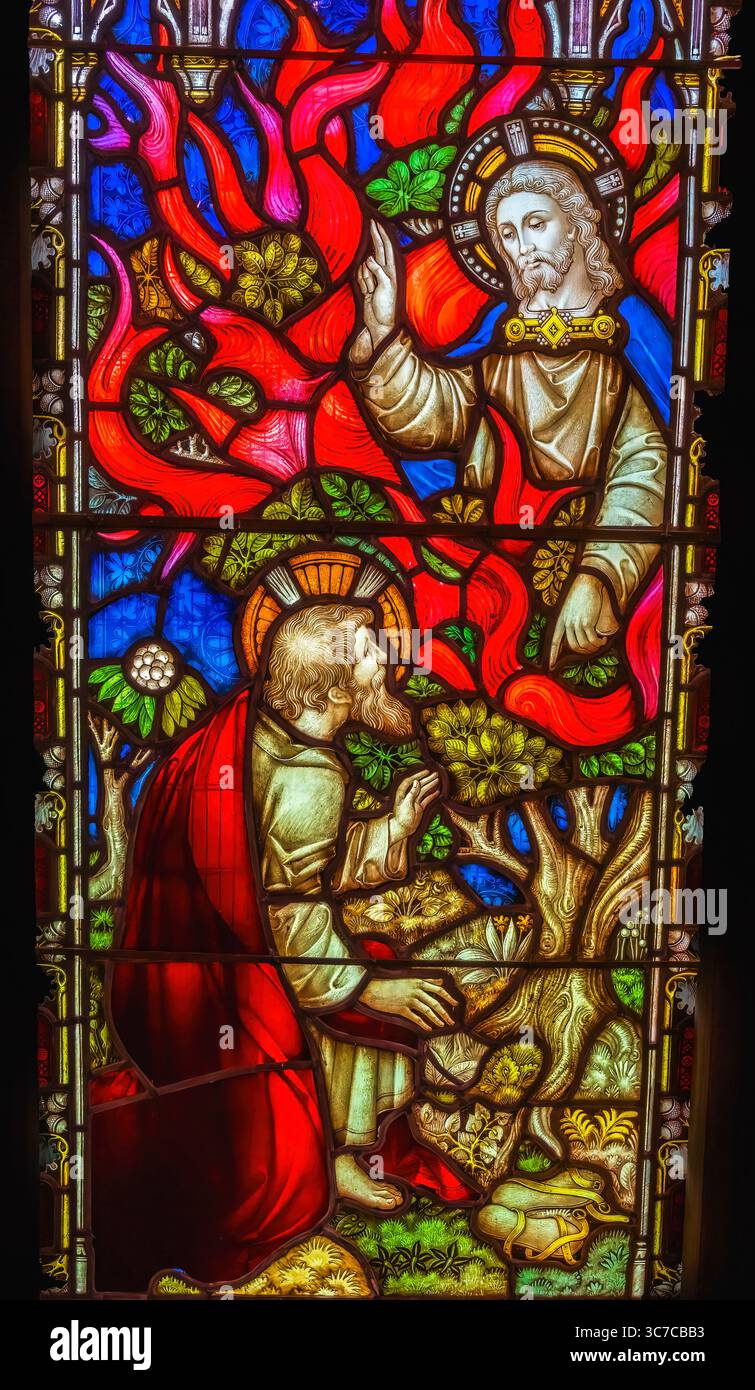 Apparence colorée de Jésus à St Paul vitrail Cathédrale St Andrew Église épiscopale Honolulu Oahu Hawaii. La reine Victoria a aidé à construire la coire Banque D'Images